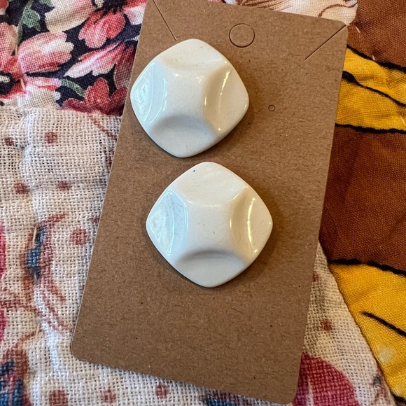 Vintage Jewelry - 📌 4/$20 Vintage White Acrylic Earrings Mod